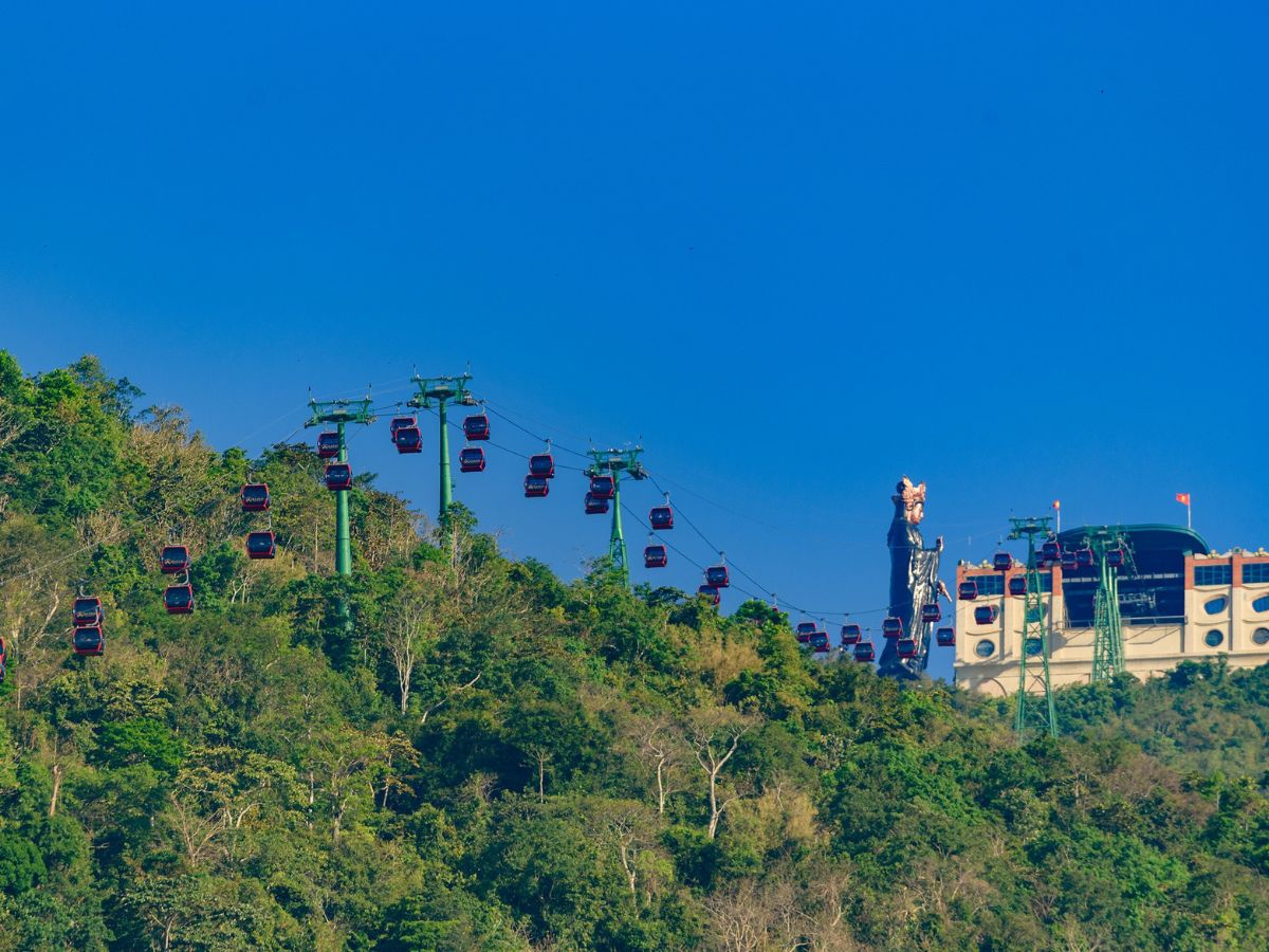 Nhà hàng Sol Kitchen nằm gần ga Vân Sơn dễ dàng di chuyển tới các điểm du lịch trên đỉnh núi.