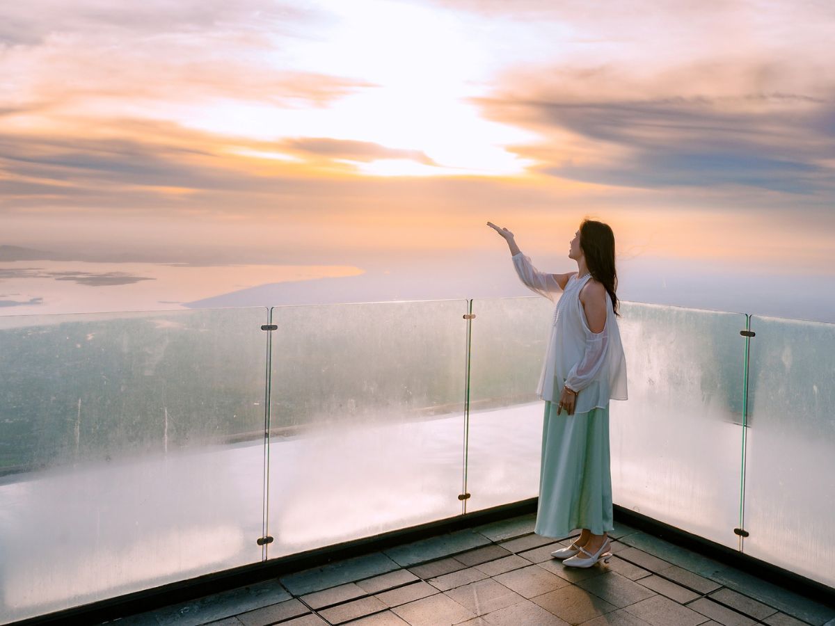 Du khách check-in mây trời giữa đỉnh thiên nhiên hùng vĩ trong hành trình khám phá núi Bà Đen.