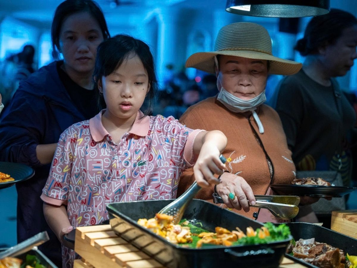 Đặt vé sớm còn giúp bạn lựa chọn được khung giờ ăn phù hợp và loại buffet ưng ý.