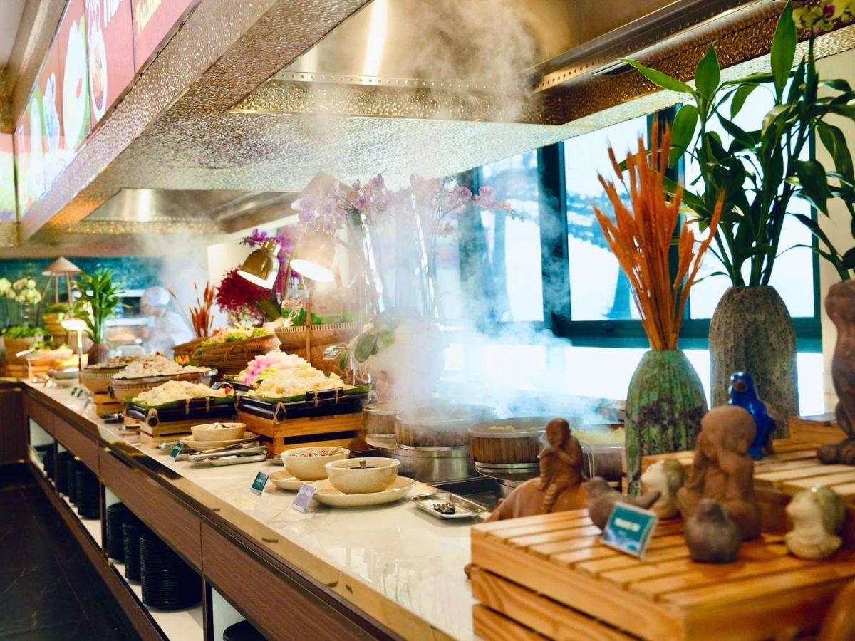 Thực đơn buffet nơi đây như một chuyến du ngoạn ẩm thực đa dạng ngay trên đỉnh Núi Bà Đen.