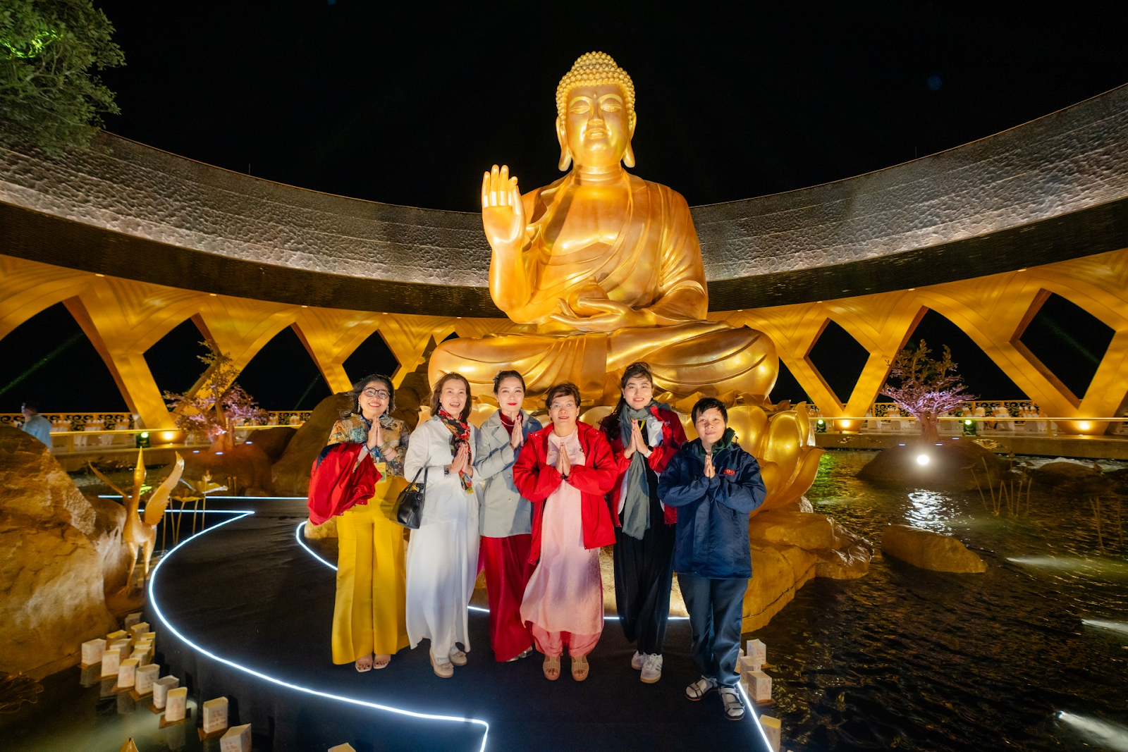 Du khách chiệm bái Tượng Câu Na Hàm Mâu Ni trên đỉnh núi Bà Đen