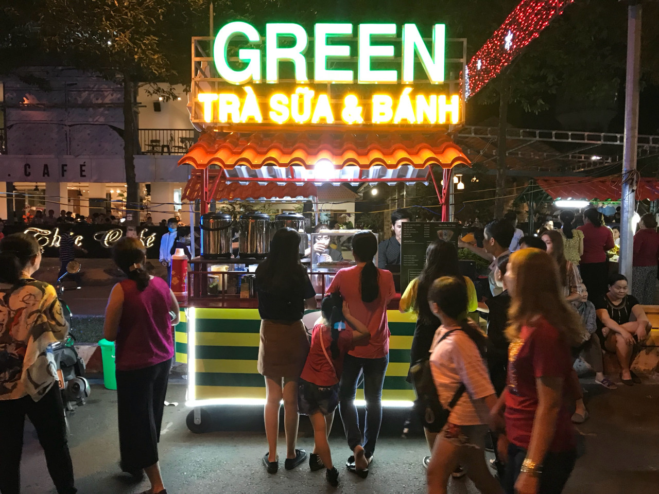 Không khi ăn uống và vui chơi sôi động tại chợ đêm Tây Ninh