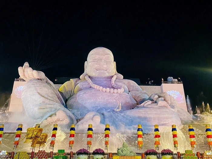 Hình ảnh Tôn tượng Phật Di Lặc khổng lồ tại khu du lịch Sun World Ba Den Mountain