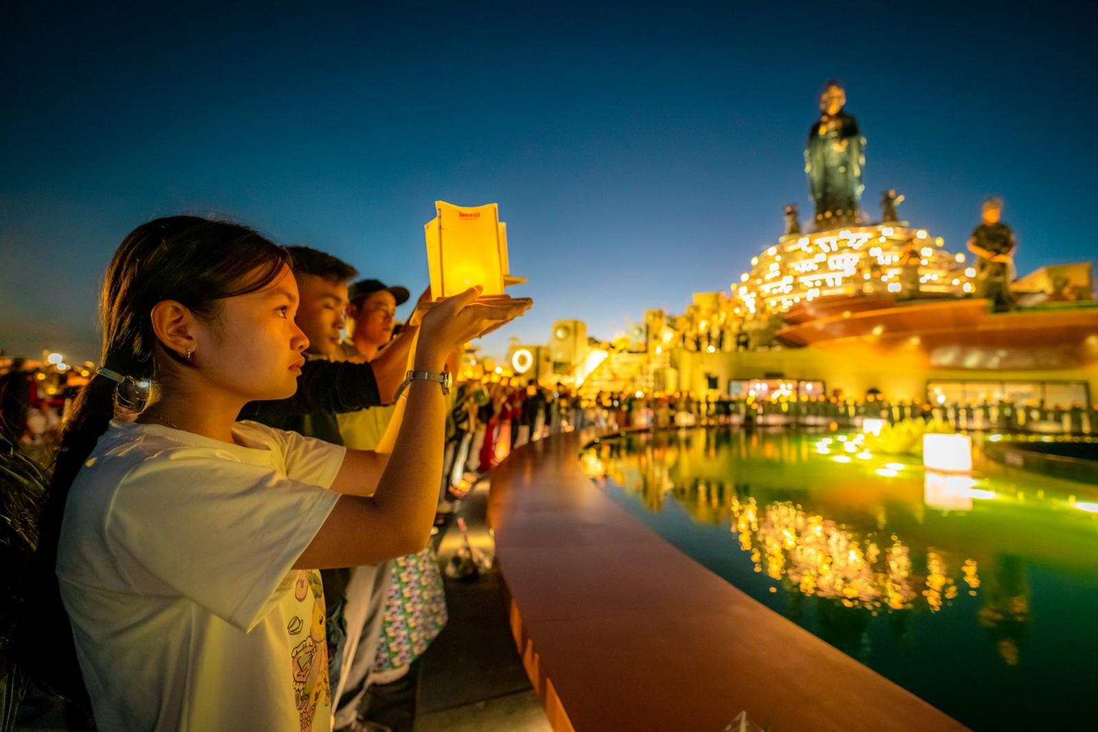 Du khách nên giữ thái độ nghiêm trang khi đến những điểm tâm linh