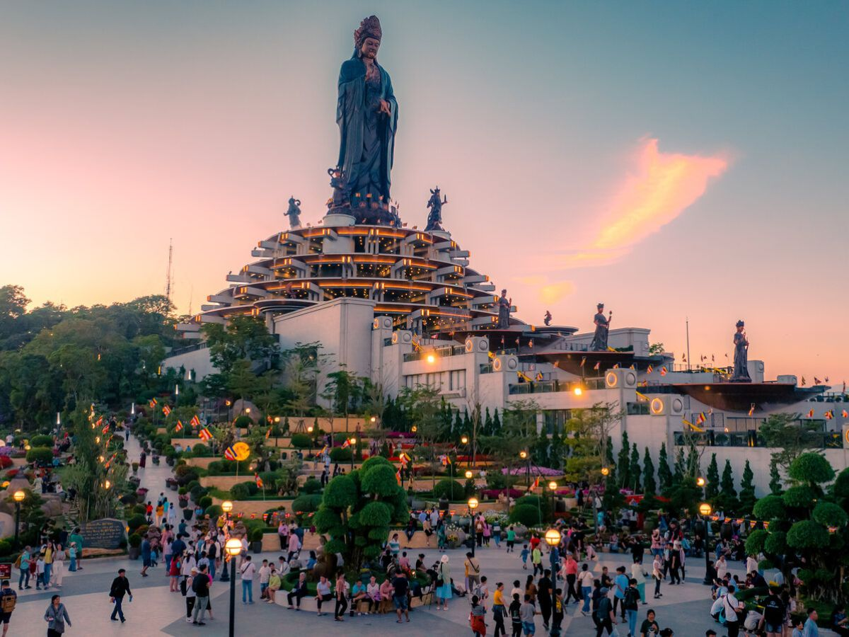 Du khách tham quan Hội Xuân Núi Bà Đen ngày mùng 4 tháng Giêng