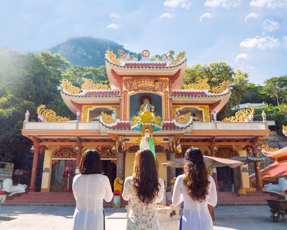 Du khách cầu nguyện trước Linh Sơn Thánh Mẫu