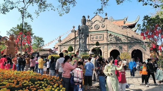 Du khách ghé thăm Chùa Gò Kén sáng ngày mùng 1 Tết