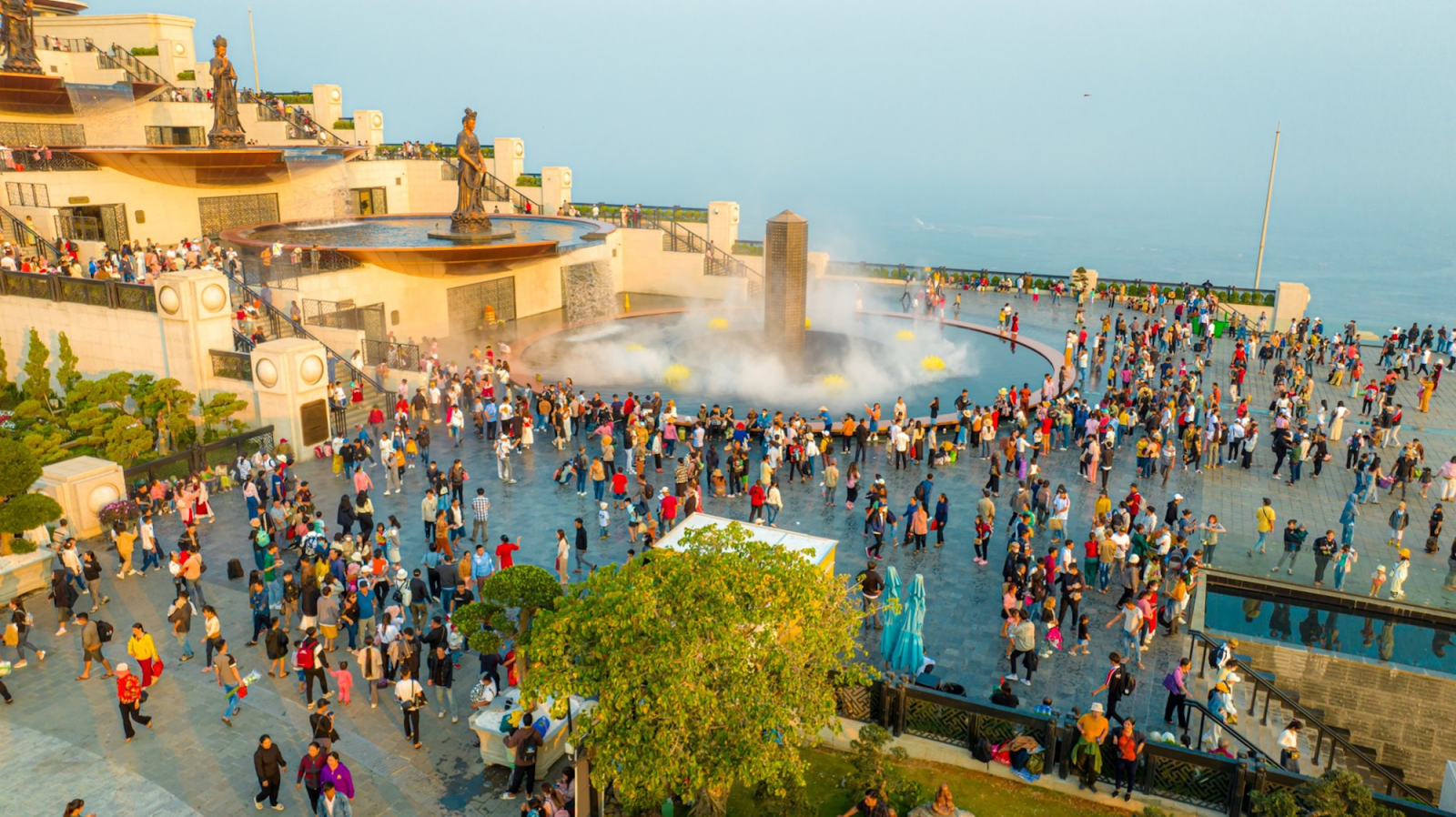 Hàng nghìn du khách tụ tập tại quảng trường trên đỉnh Núi Bà Đen