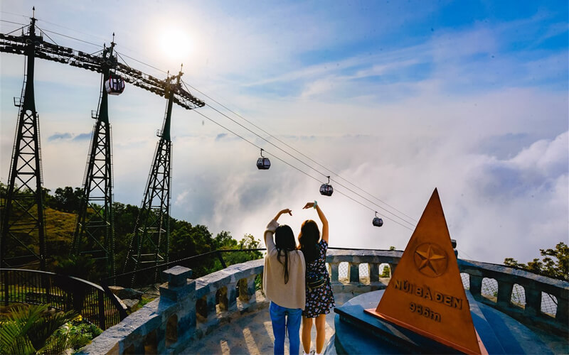 Giai đoạn trước Tết, Núi Bà Đen thường không có quá đông đúc, rất thích hợp để trải nghiệm