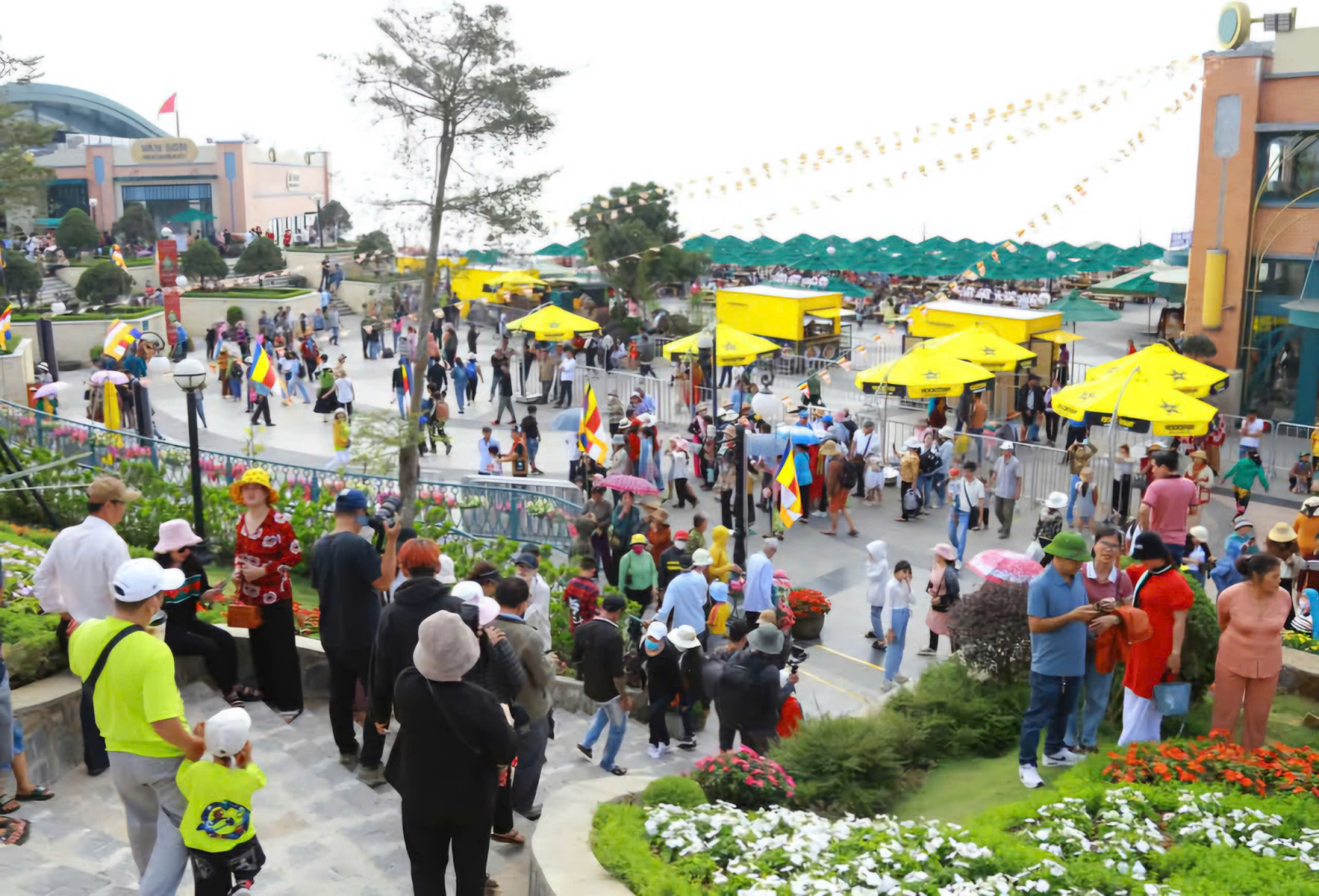 Lượng lớn du khách chọn Núi Bà Đen là điểm dừng chân cho chuyến du xuân đầu năm