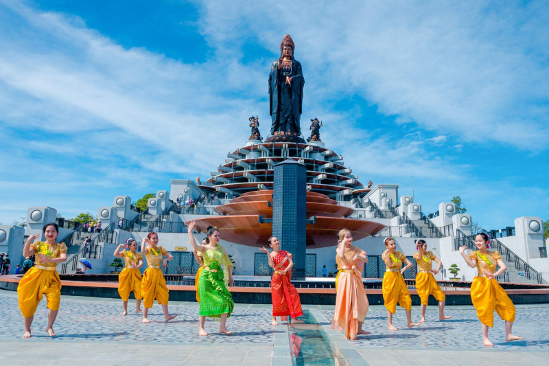 Các chương trình nghệ thuật đặc sắc trên đỉnh núi Bà Đen dịp Tết Âm lịch