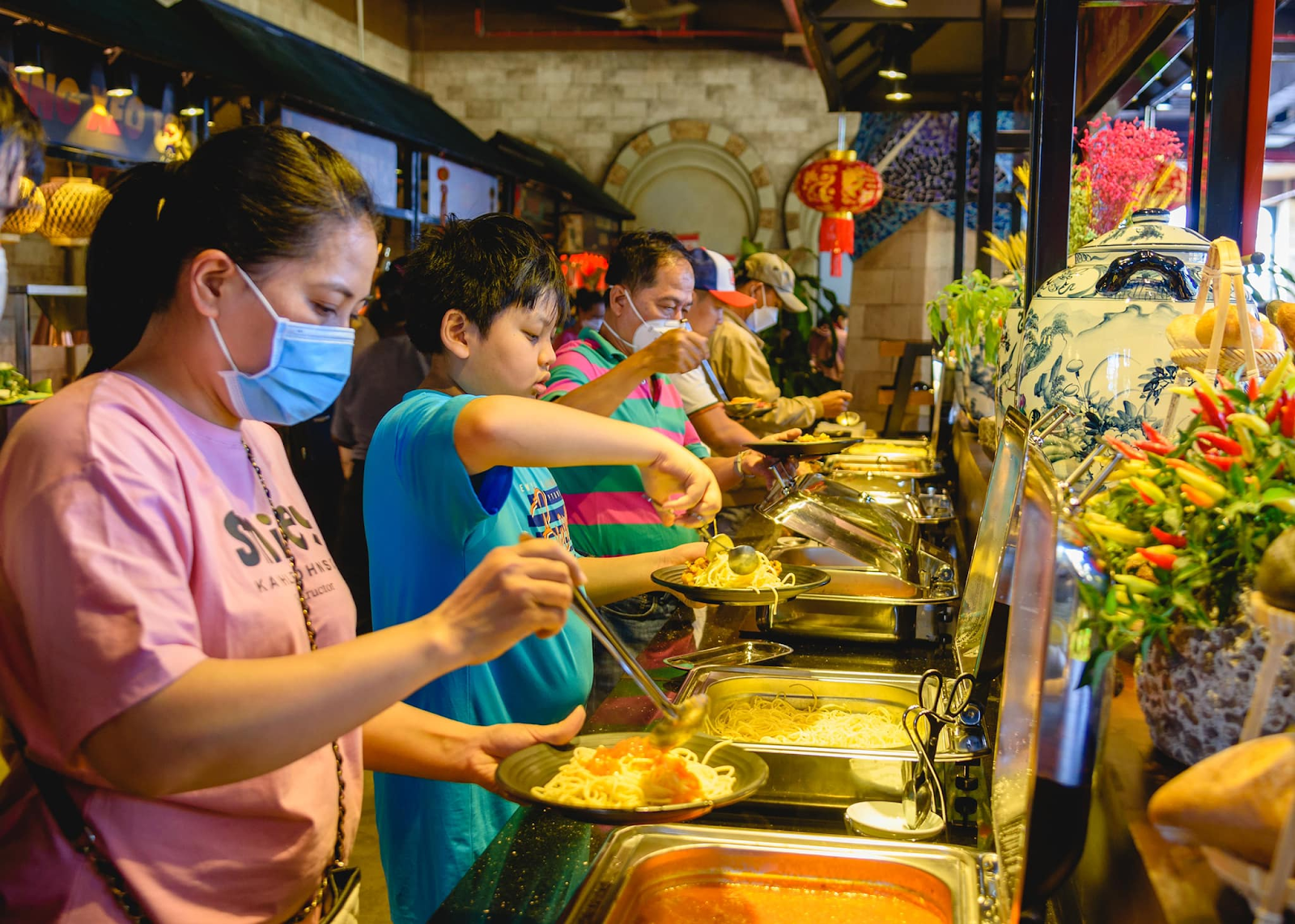 Du khách nên kiểm tra giờ mở cửa của quán ăn vào dịp Tết trước khi đến