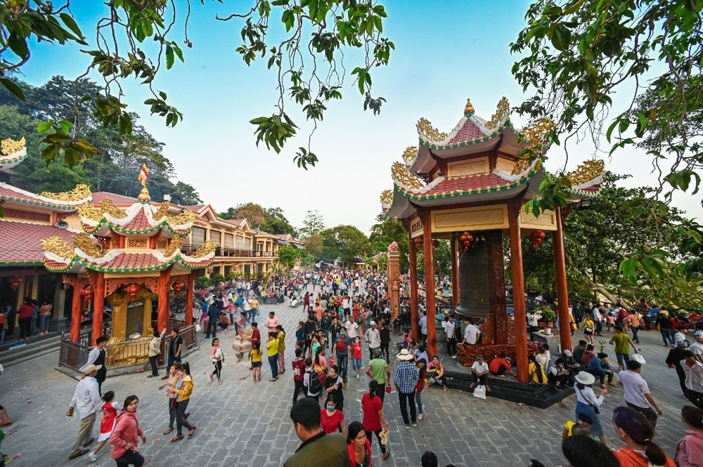 Du khách ghé thăm Núi Bà Đen những ngày đầu năm mới