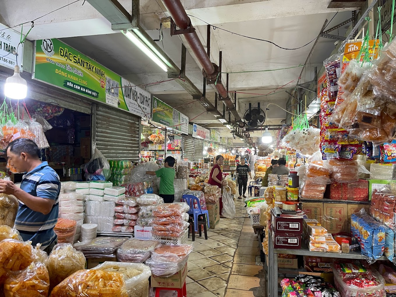 Buổi chiều là thời điểm thích hợp để mua sắm tại chợ Long Hoa