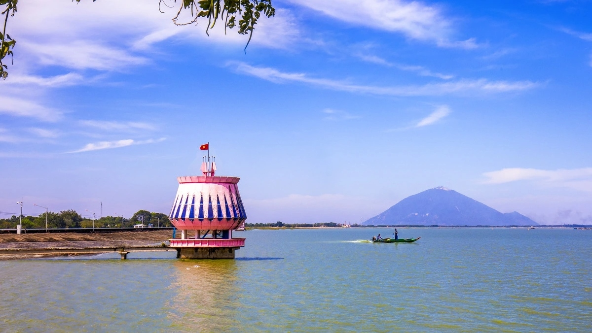 Khung cảnh thiên nhiên yên bình tại Hồ Dầu Tiếng thu hút nhiều khách du lịch tới trải nghiệm