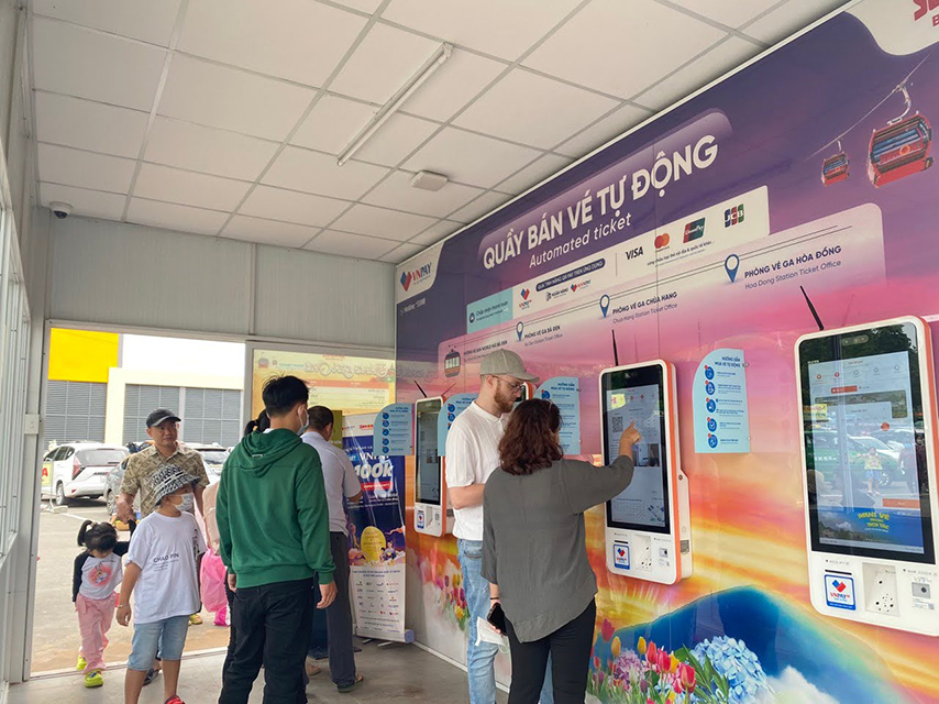 Du khách có thể mua vé trực tiếp tại nhà ga hoặc quầy bán vé tự động ở phía ngoài (Nguồn: Sưu tầm)