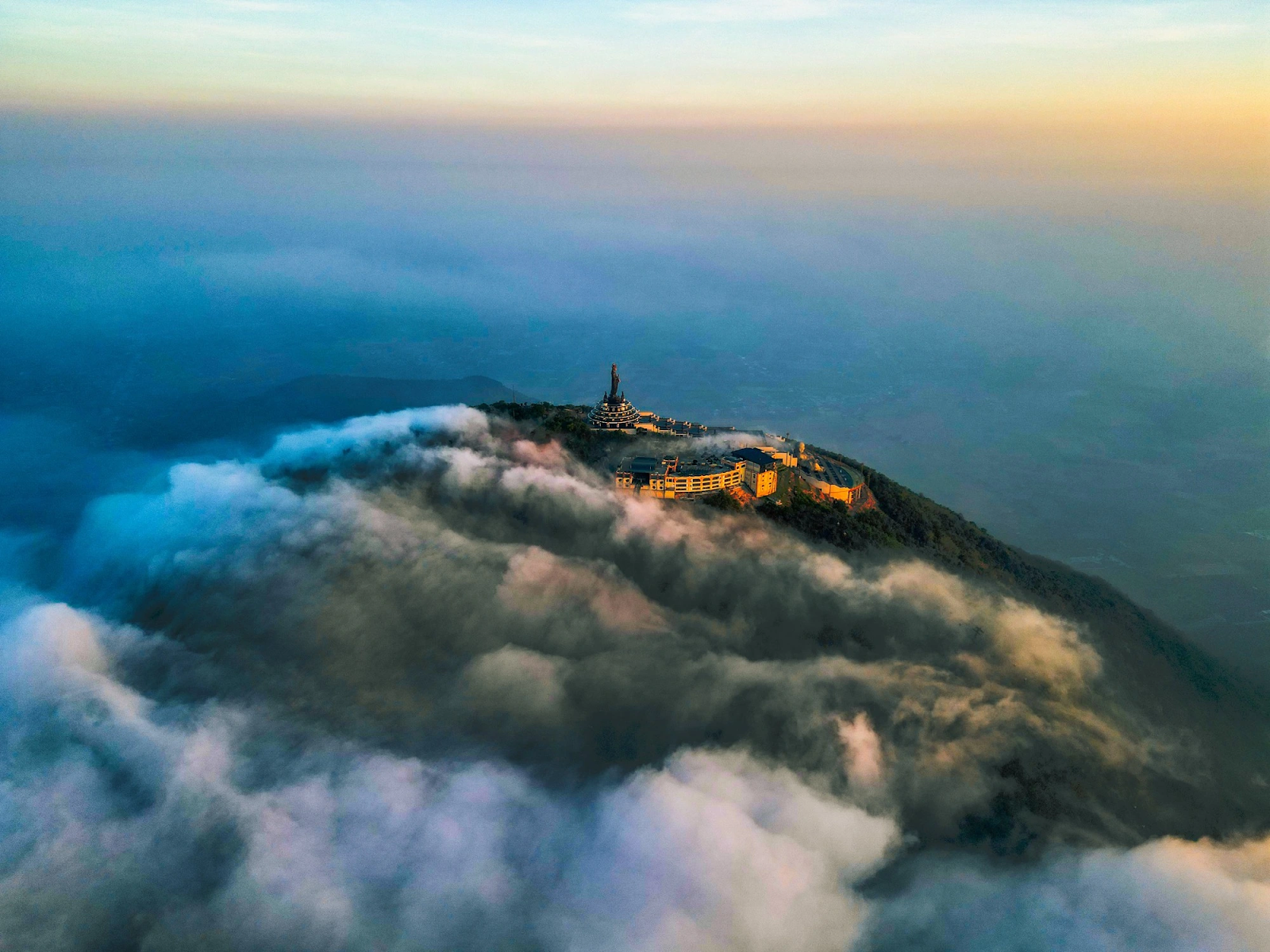 Núi Bà Đen là điểm đến tâm linh nổi tiếng tại khu vực Nam Bộ (Nguồn: Sưu tầm)