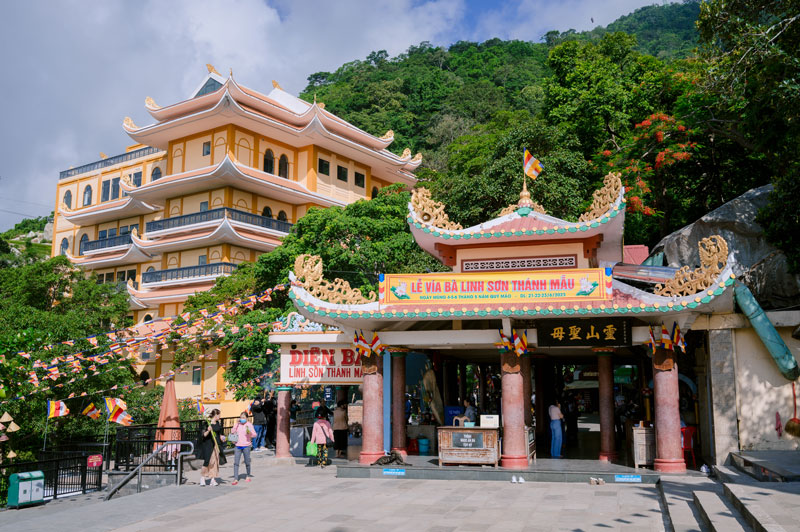 Điện Bà Linh Sơn Thánh Mẫu là điểm đến tâm linh nổi tiếng trên đỉnh Núi Bà Đen