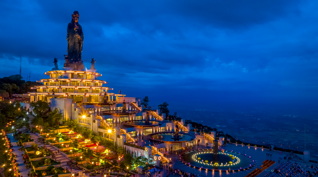 Núi Bà Đen là một trong những điểm đến tâm linh nổi tiếng nhất Tây Ninh