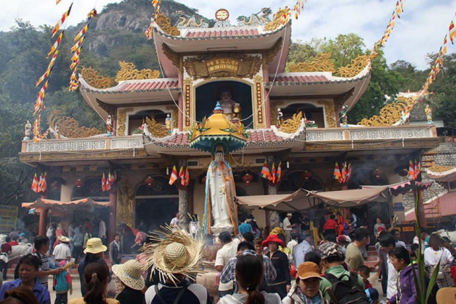 Du khách cần khấn thành tâm những mong cầu chính đáng như sức khỏe, bình an, thuận lợi trước Linh Sơn Thánh Mẫu