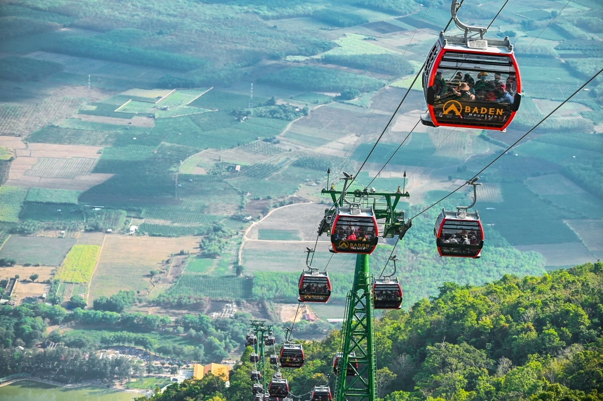 Cáp treo hiện đại giúp hành trình lên đỉnh của du khách nhẹ nhàng hơn