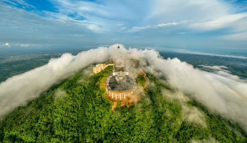 Khung cảnh biên mây bao phủ đỉnh núi Bà Đen