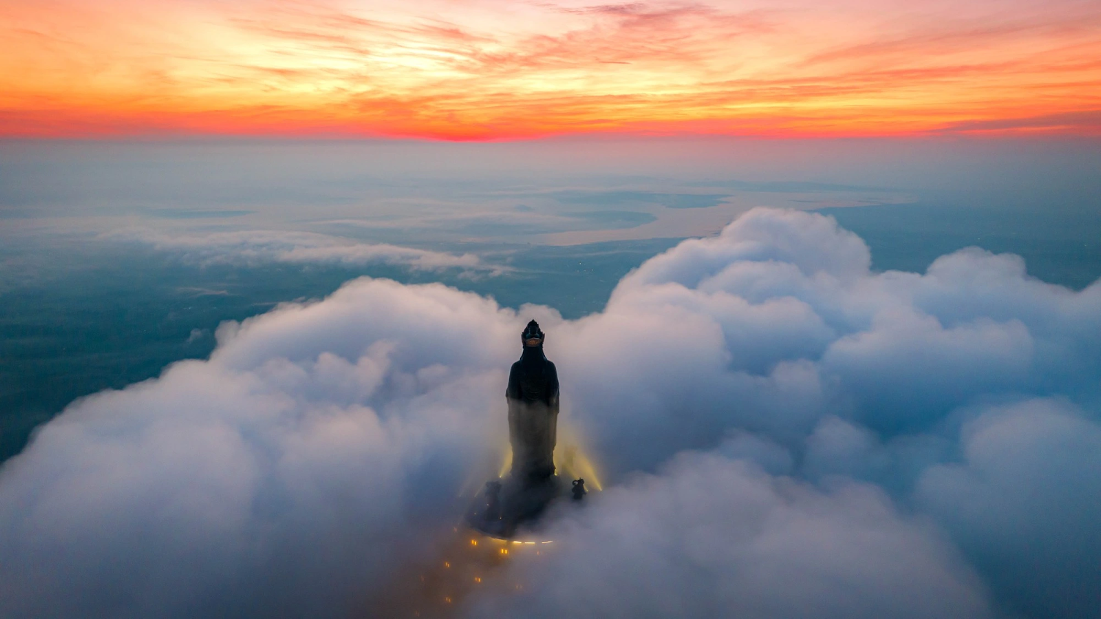 Khung cảnh thiên mờ ảo trên đỉnh núi Bà Đen