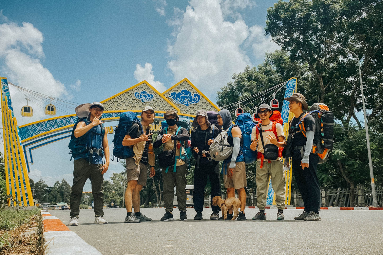 Du khách nên đi theo nhóm trong hành trình chinh phục đỉnh núi Bà Đen để đảm bảo an toàn trong suốt chuyến đi