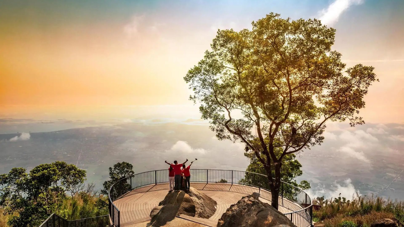 Mùa khô là thời điểm lý tưởng để du khách khám phá Núi Bà Đen