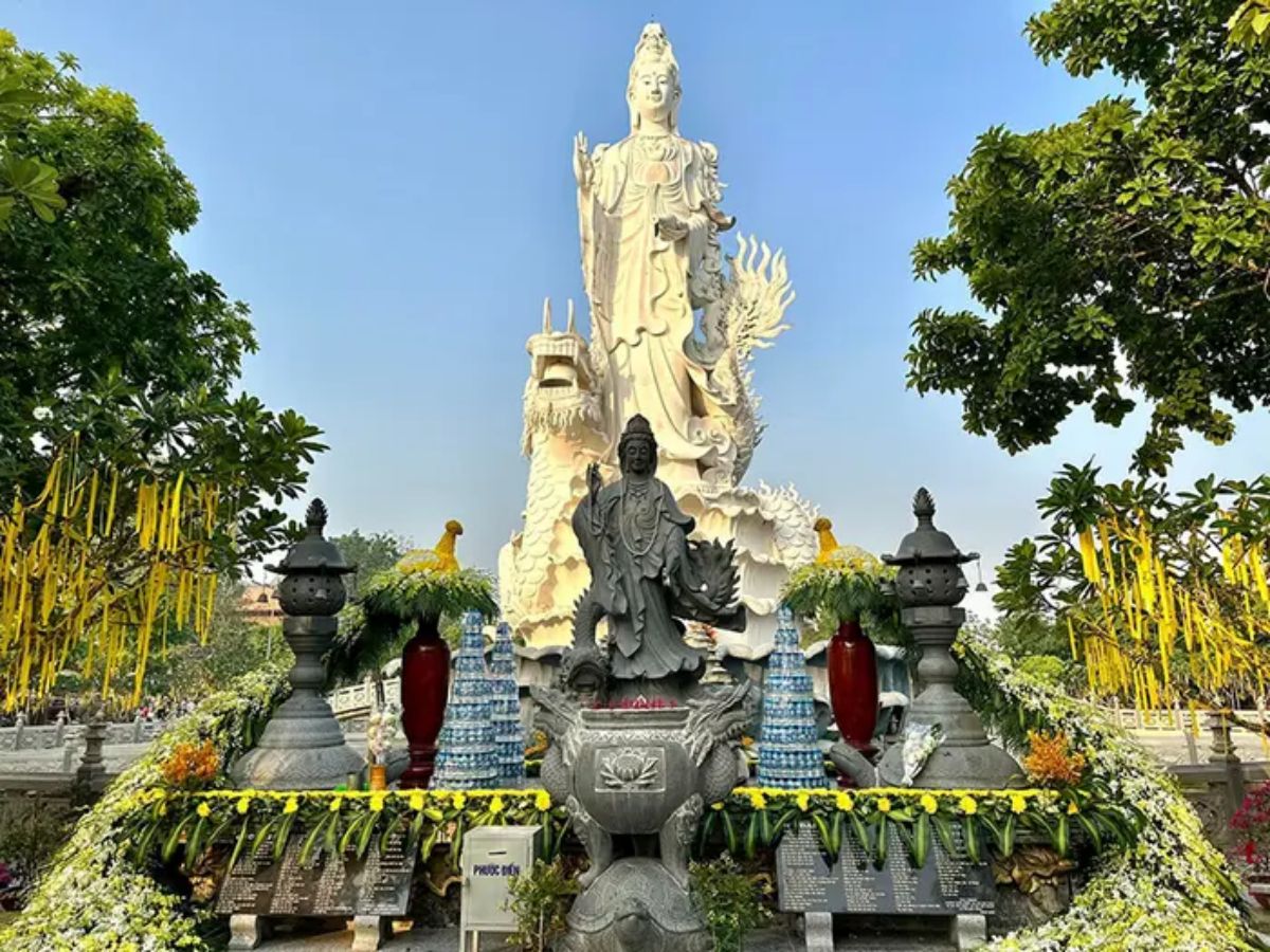 Cúng bái trước tượng phật Quan Thế Âm