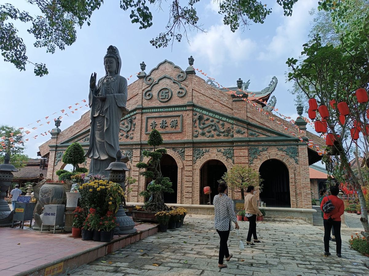 Toàn cảnh chánh điện của chùa Thiền Lâm Gò Kén