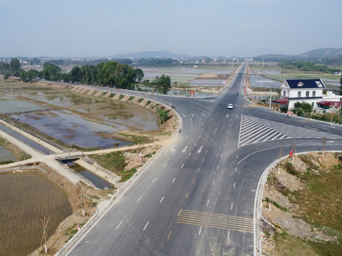 Tuyến đường quốc lộ hiện đại đem lại khả năng di chuyển nhanh chóng, tiện lợi.