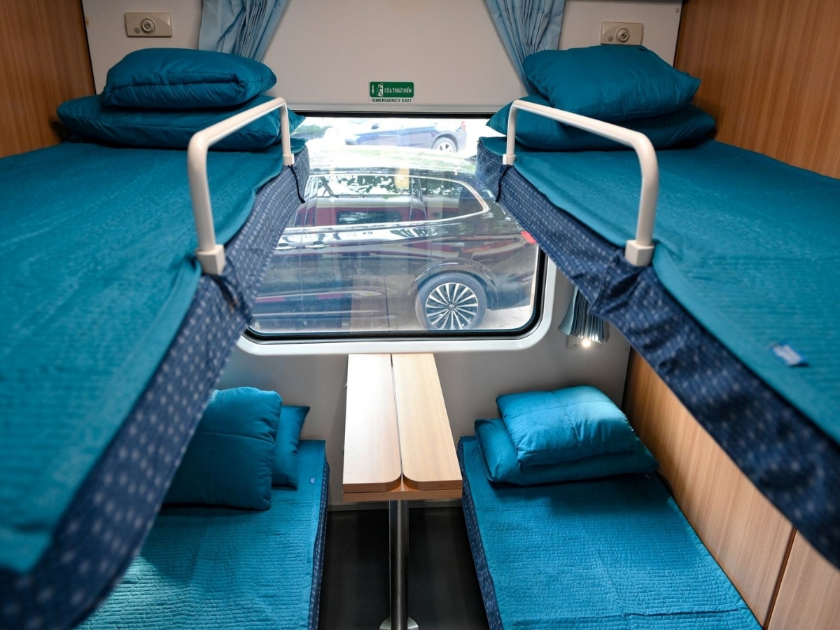 Khoang tàu nằm với 4 giường hiện đại, tiện nghi.