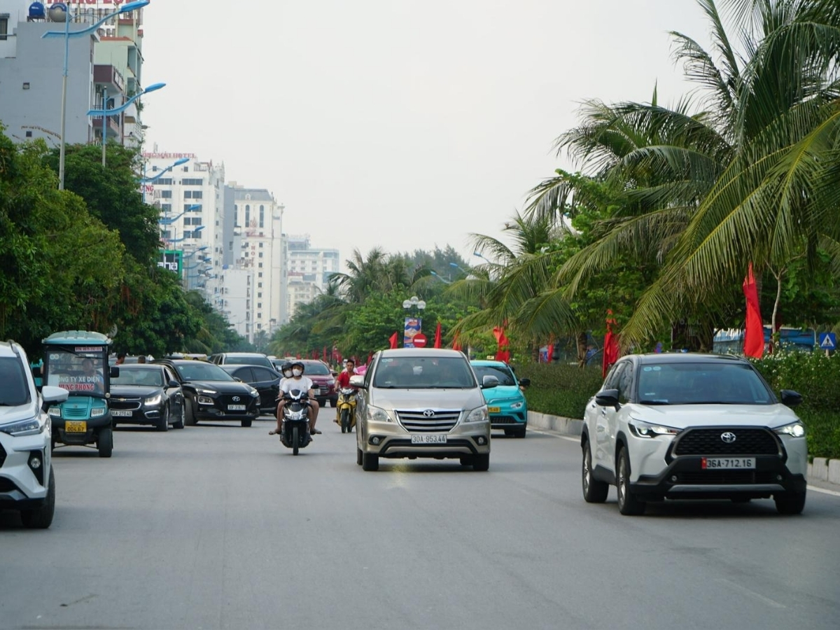 Nhiều du khách trong và ngoài tỉnh lựa chọn di chuyển bằng ôtô đến với Sầm Sơn.