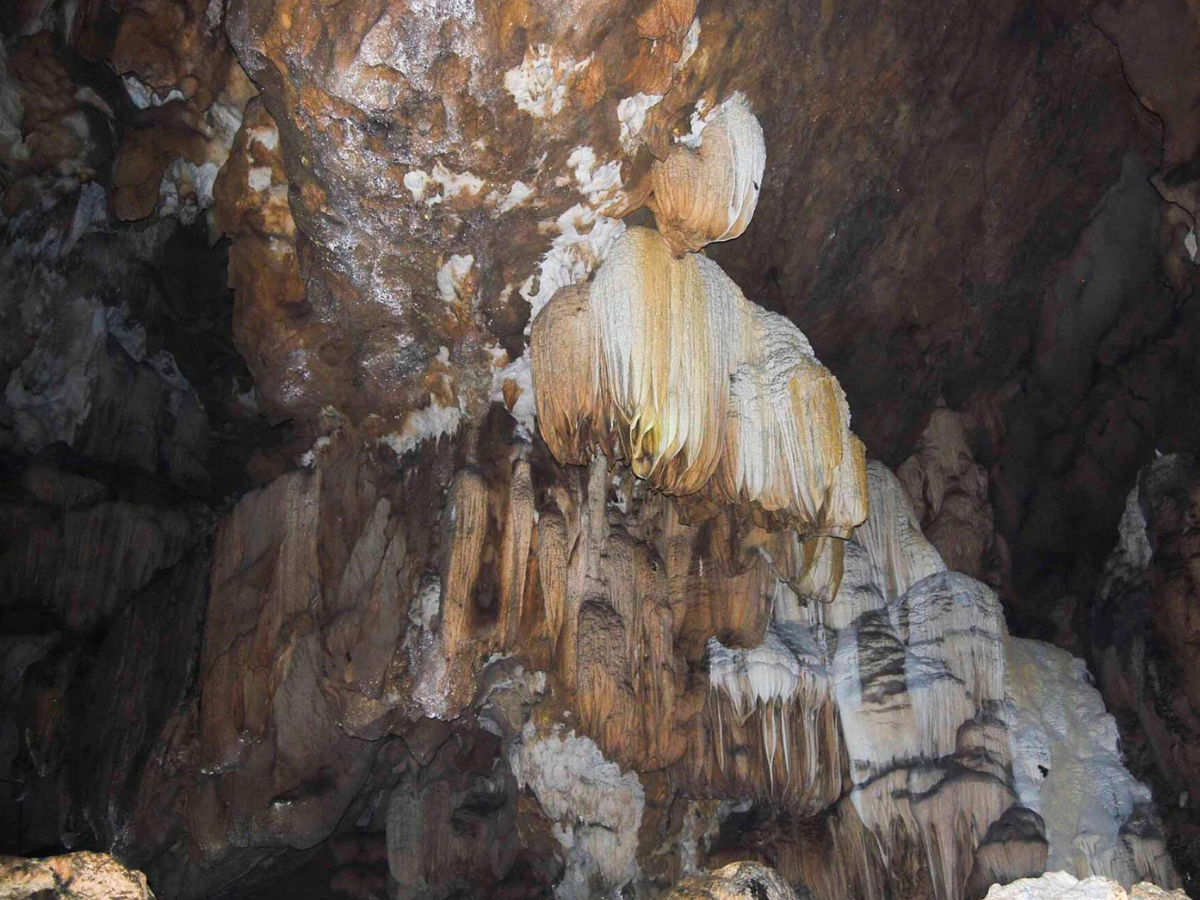 Tham quan tầng trần gian, chụp ảnh những khối nhũ đá kỳ vĩ và cảm nhận không khí trong lành ở động Ngọc Hoàng.