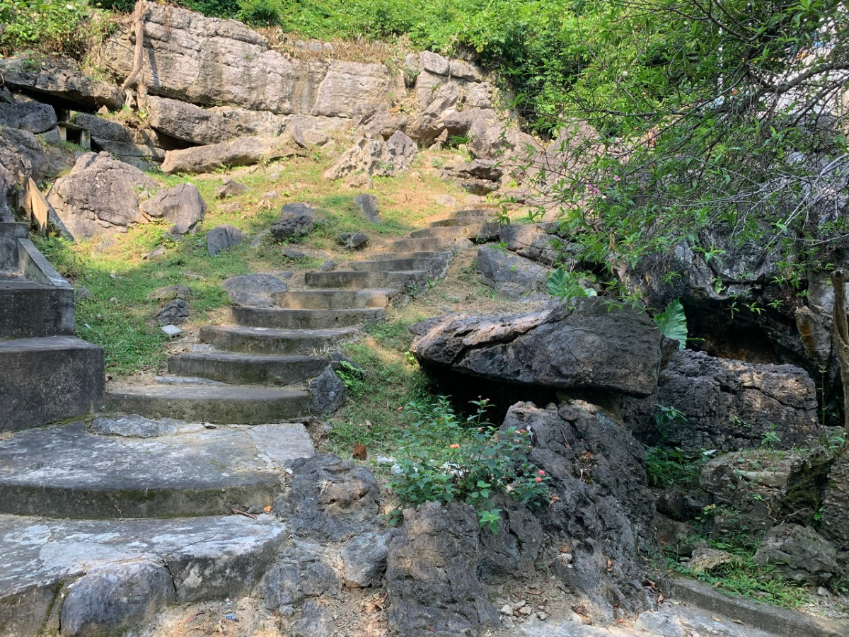 Đường vào động Ngọc Hoàng Thanh Hóa chủ yếu được làm bằng bậc thang đá.