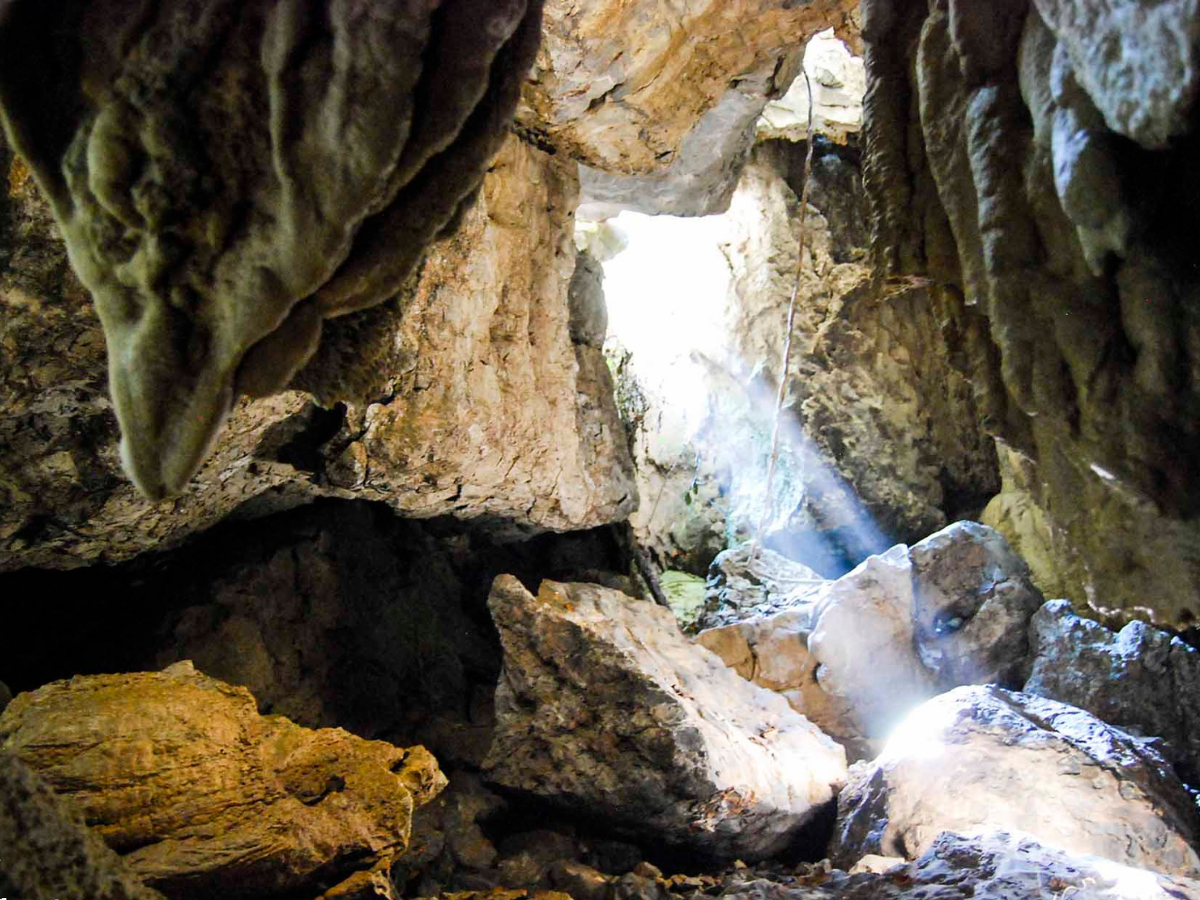 Lòng động rộng, cửa động nhiều ánh sáng cùng những vách nhũ đá đa dạng hình thù.