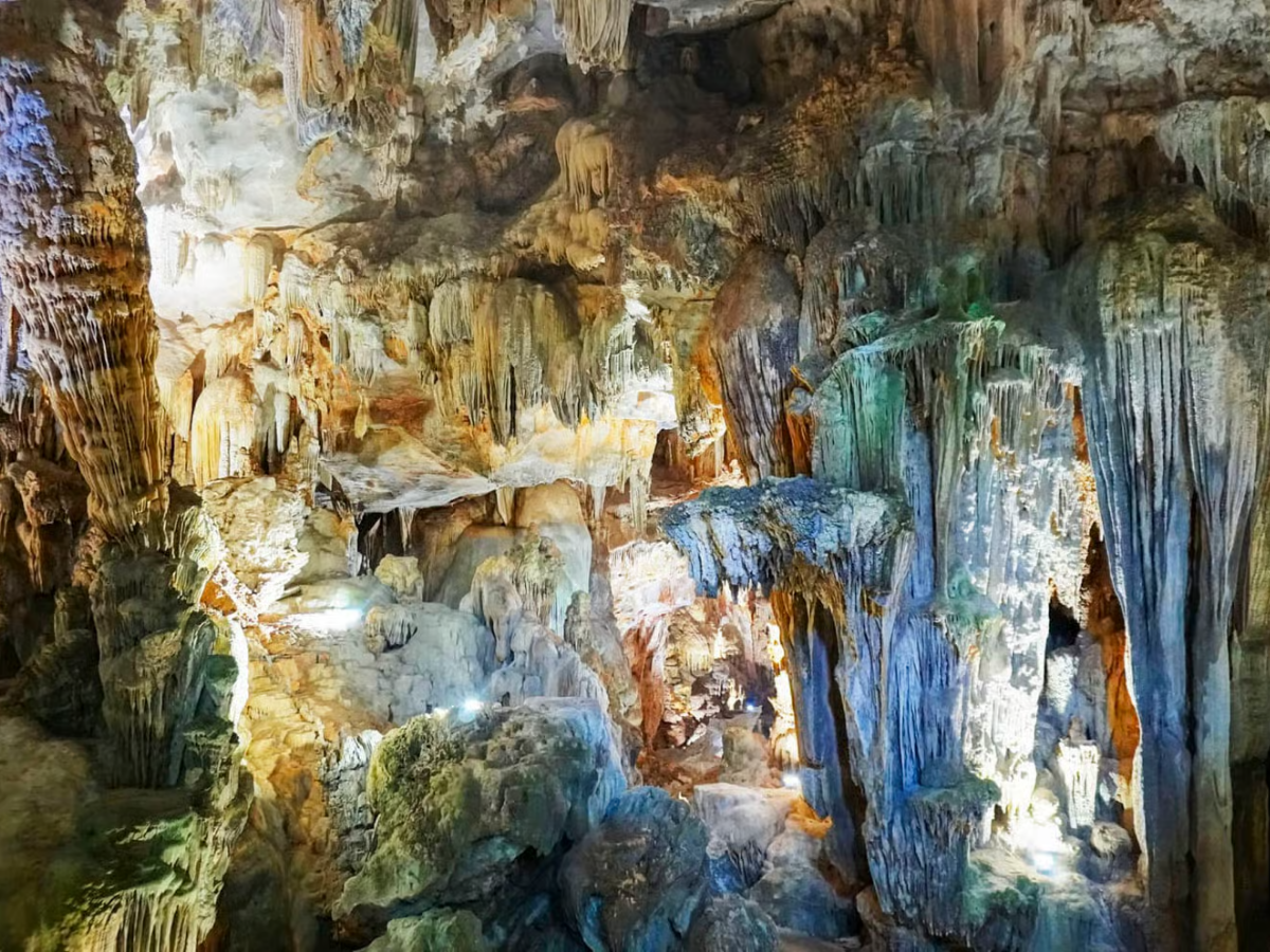 Động có cấu trúc thạch nhũ còn giữ nguyên nét nguyên sơ, cùng những hình thù độc đáo.