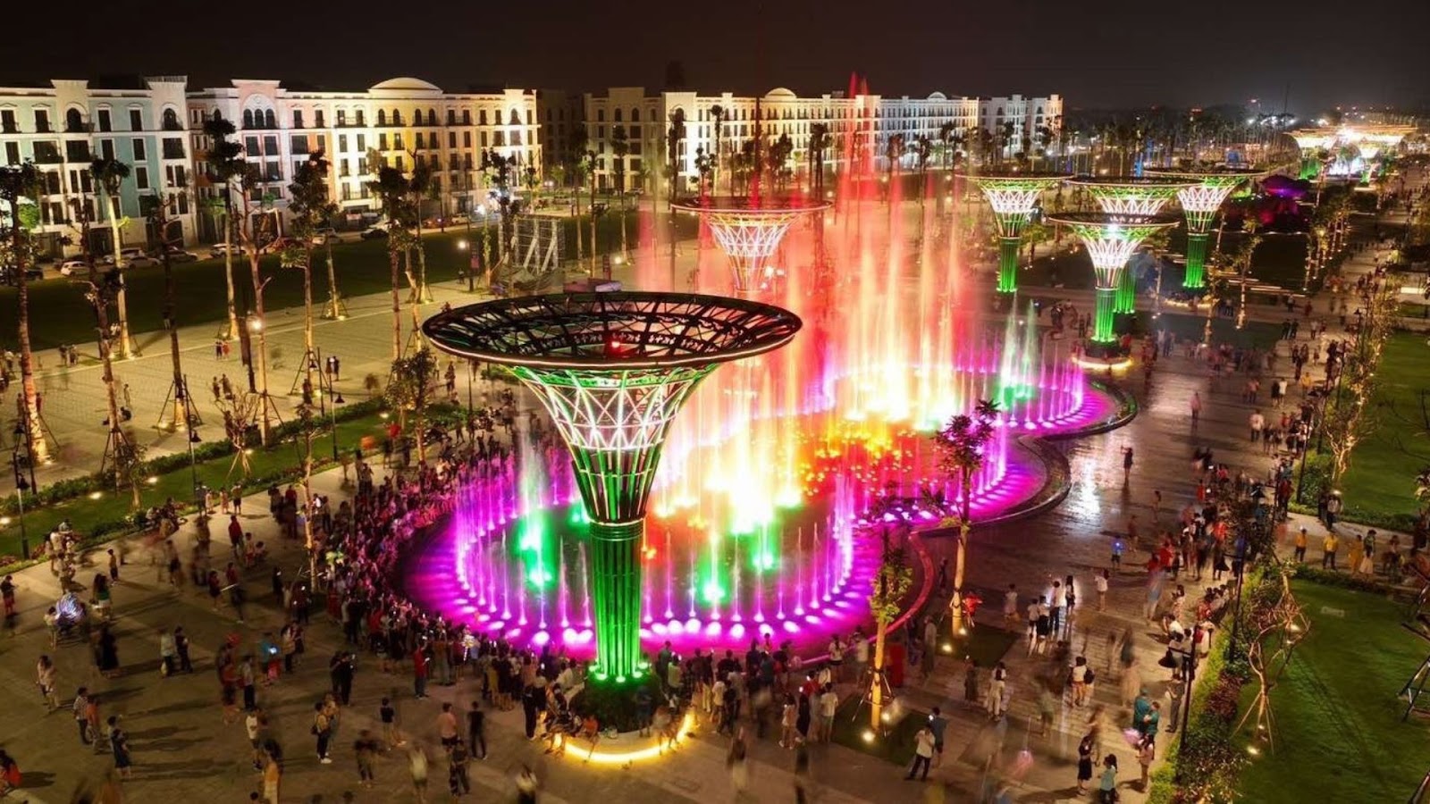 Quảng trường biển lung linh ánh đèn về đêm.