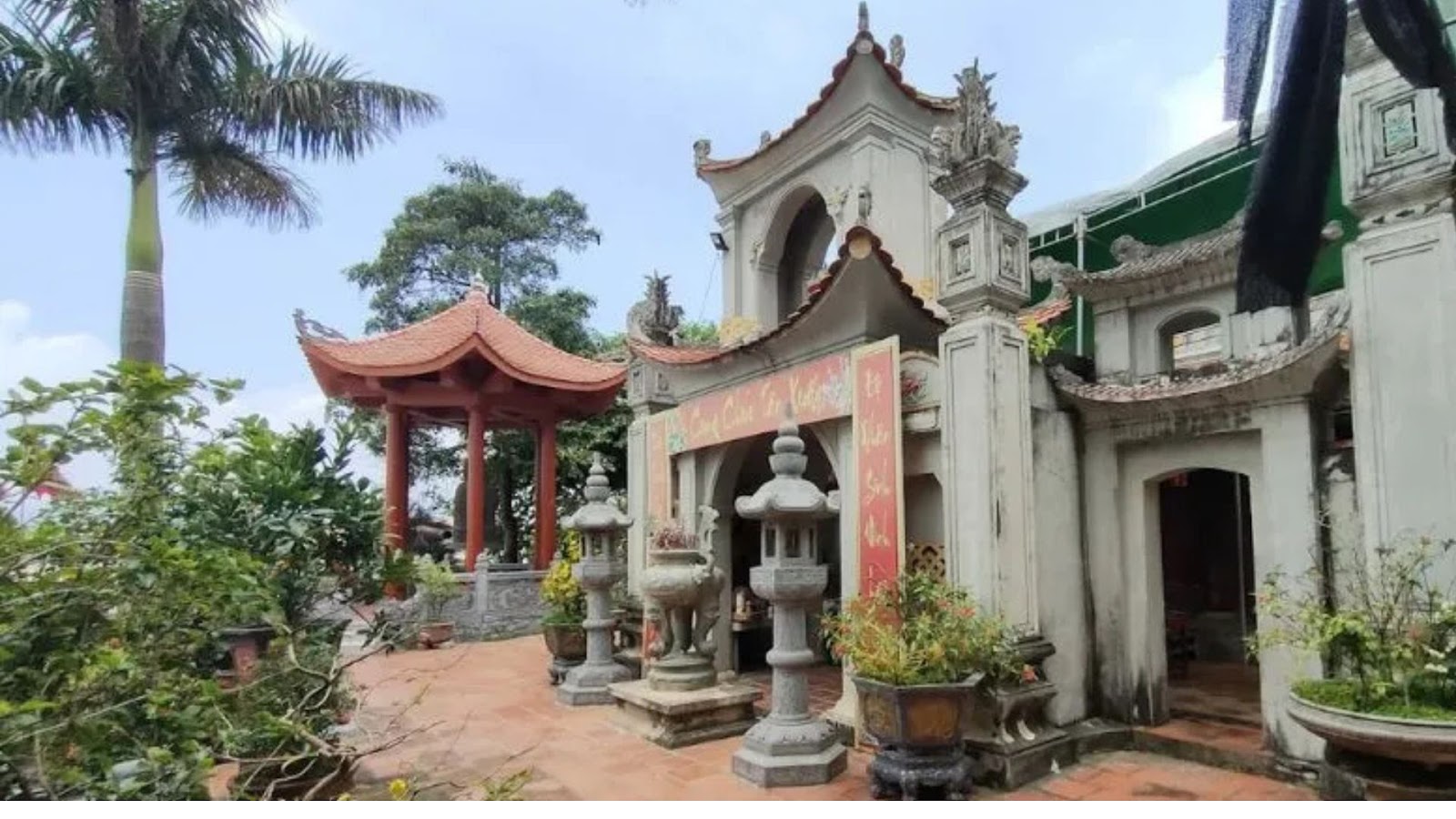 Đền Lạch Bạng là biểu tượng linh thiêng của nơi đây.