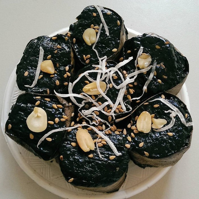 Món đặc sản bánh gai Tứ Trụ du khách nên mua về làm quà cho người thân.