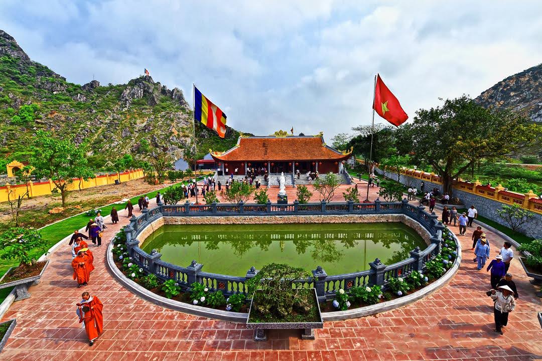 Ngôi chùa cổ Hàn Sơn được đông đảo du khách ghé thăm.