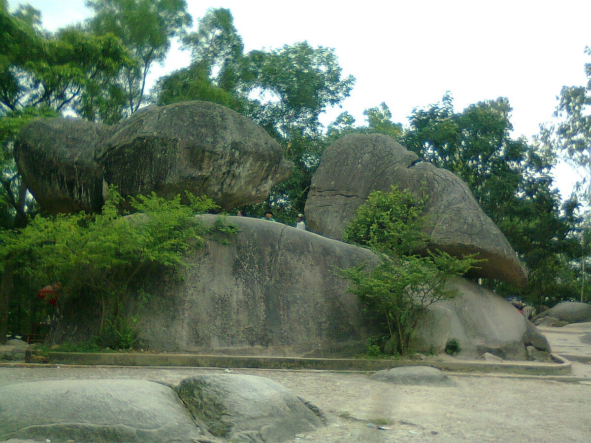 Hòn Trống Mái Sầm Sơn tượng trưng cho tình yêu và lòng trung nghĩa.