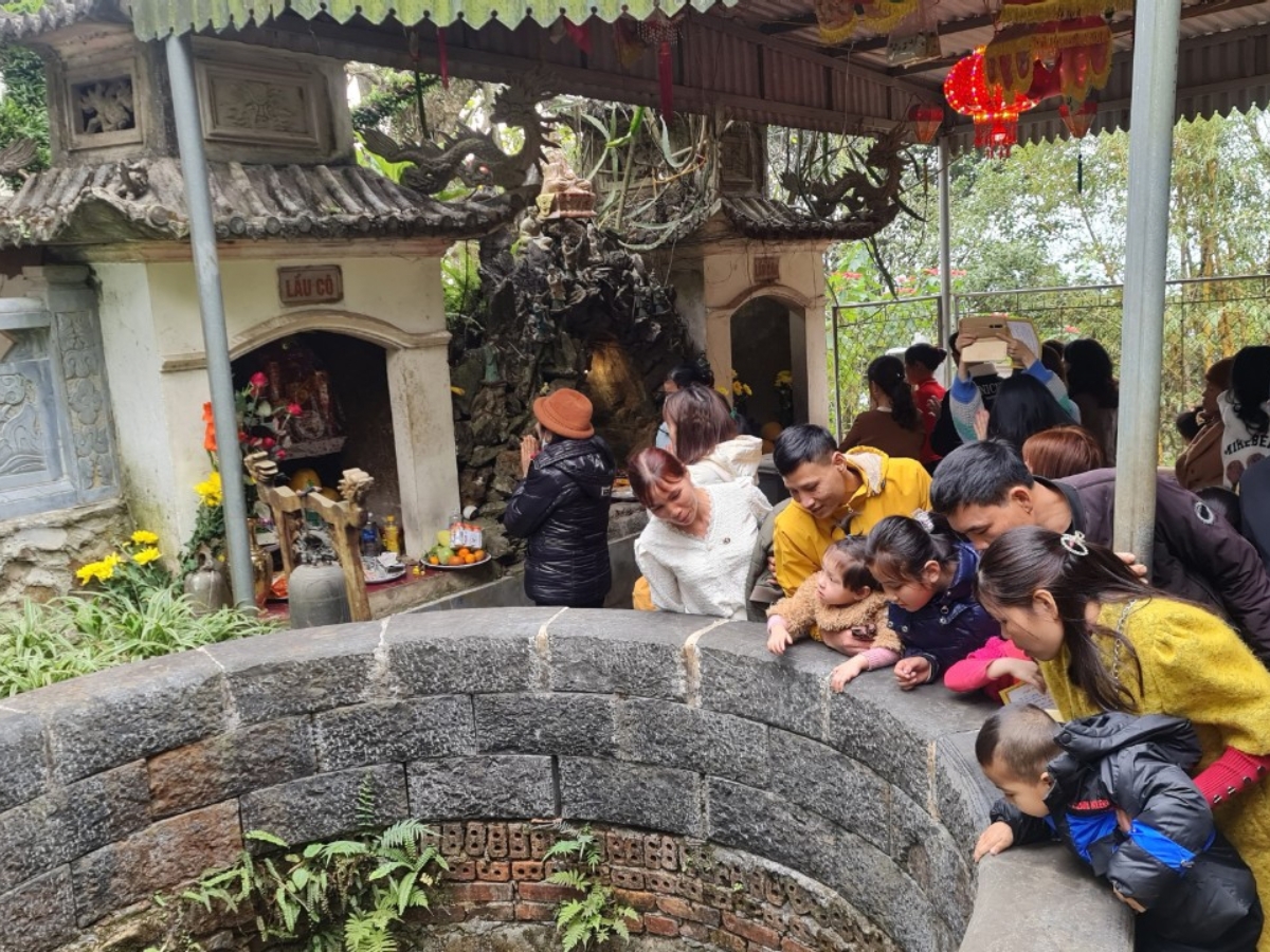 Du khách tham quan và chiêm bái tại Giếng Tiên