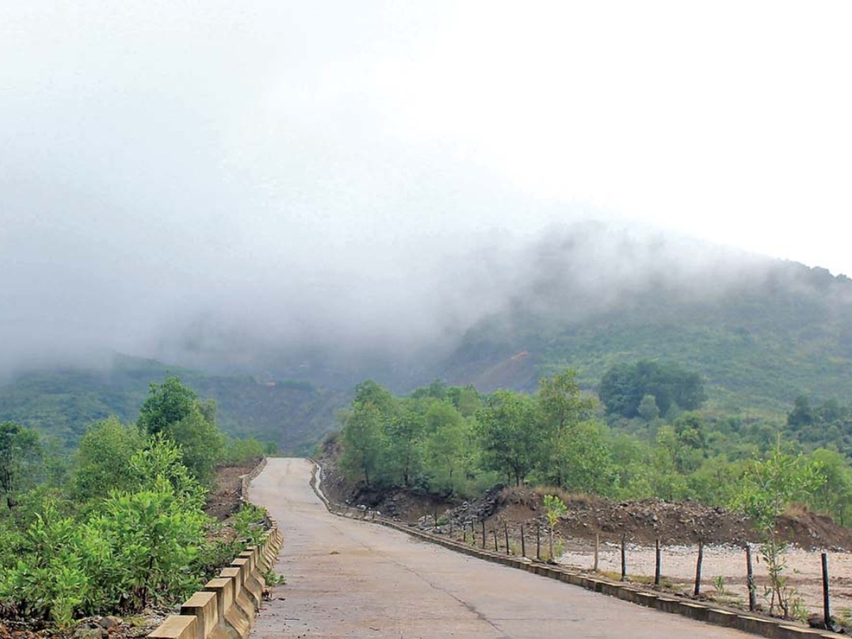 Mây mù giăng lối trên Đỉnh Nưa Am Tiên.