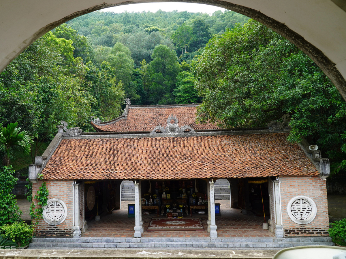 Du khách có thể dâng hương tại đền chính, thực hiện các nghi lễ cầu an, bày tỏ lòng thành kính.