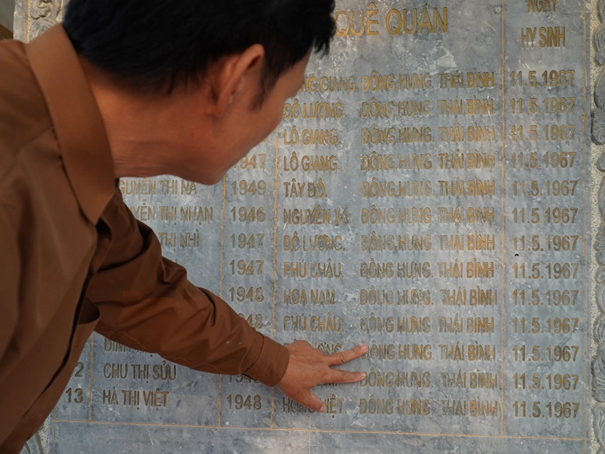 Du khách nên lựa chọn quần áo lịch sự, phù hợp để thuận tiện cho việc viếng thăm và di chuyển trên quanh núi.