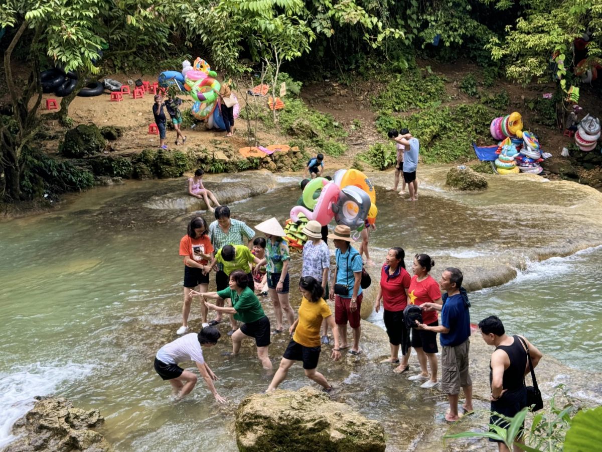 Các tour trải nghiệm sinh thái vừa tạo việc làm cho người dân vừa nâng cao ý thức về môi trường.