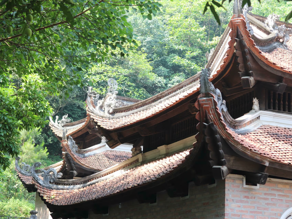 Ghé thăm ngôi đền linh thiêng thờ nữ anh hùng Triệu Thị Trinh với lối kiến thức truyền thống.