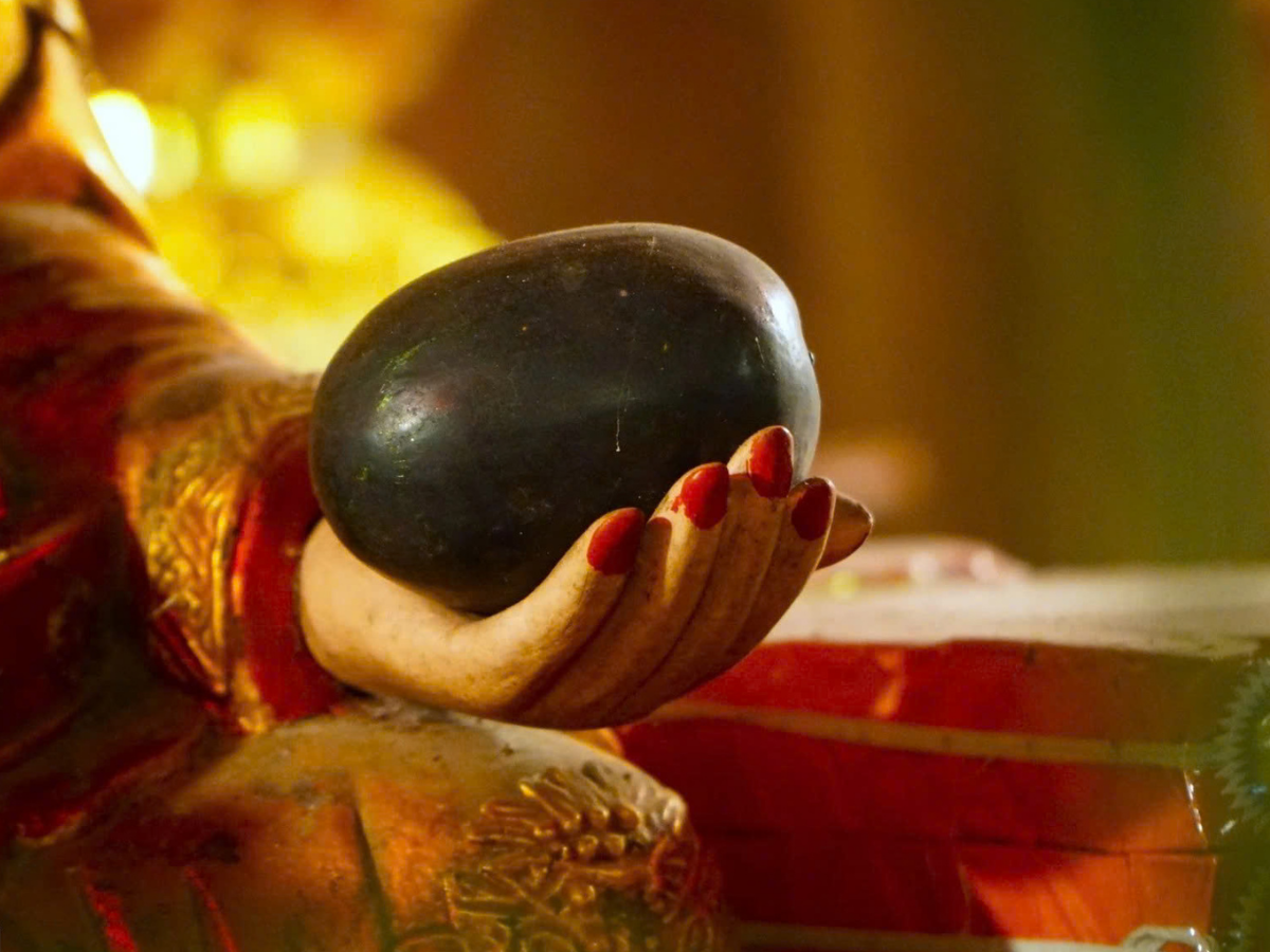 Bức tượng Mai An Tiêm cầm quả dưa hấu ở hậu cung cũng là điểm thu hút nhiều du khách đến ghi hình.